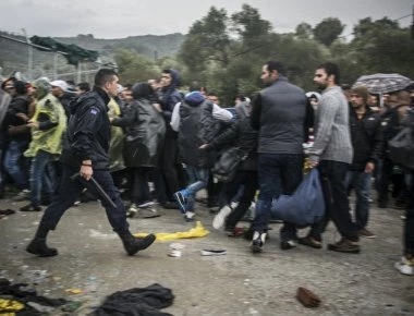 Άγριο δούλεμα από τον Guardian: Τουριστικό πακέτο για την Ελλάδα της οικονομικής κρίσης και των προσφύγων